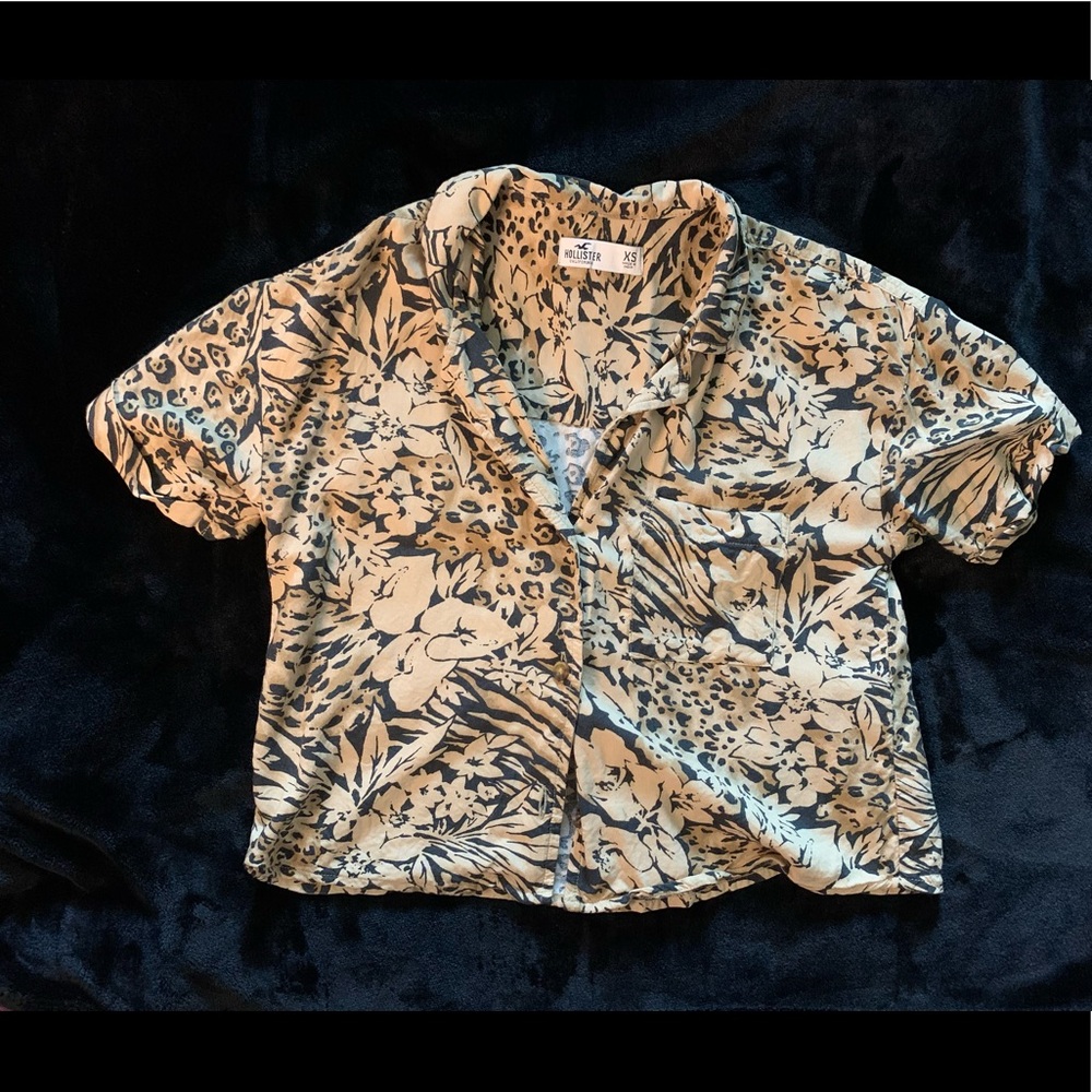 Hollister cropped button down blouse with a collar